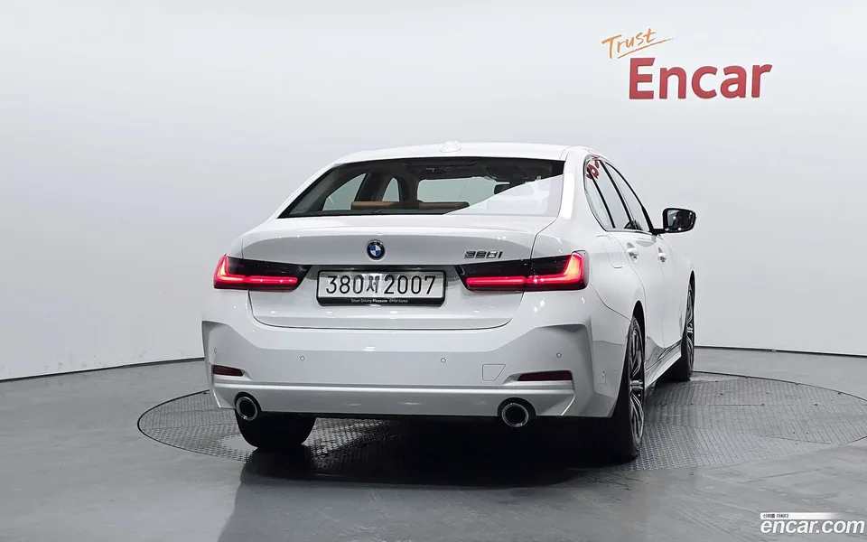 BMW 3 Series 320i 2025 — thumbnail 4