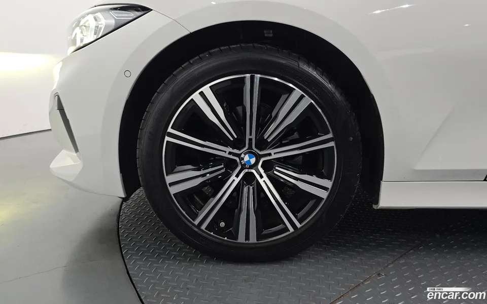 BMW 3 Series 320i 2025 — thumbnail 5