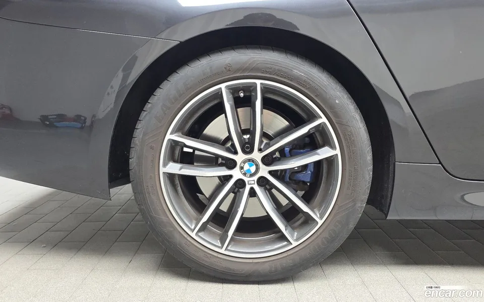 BMW 5 Series 520i M 2023 — thumbnail 2