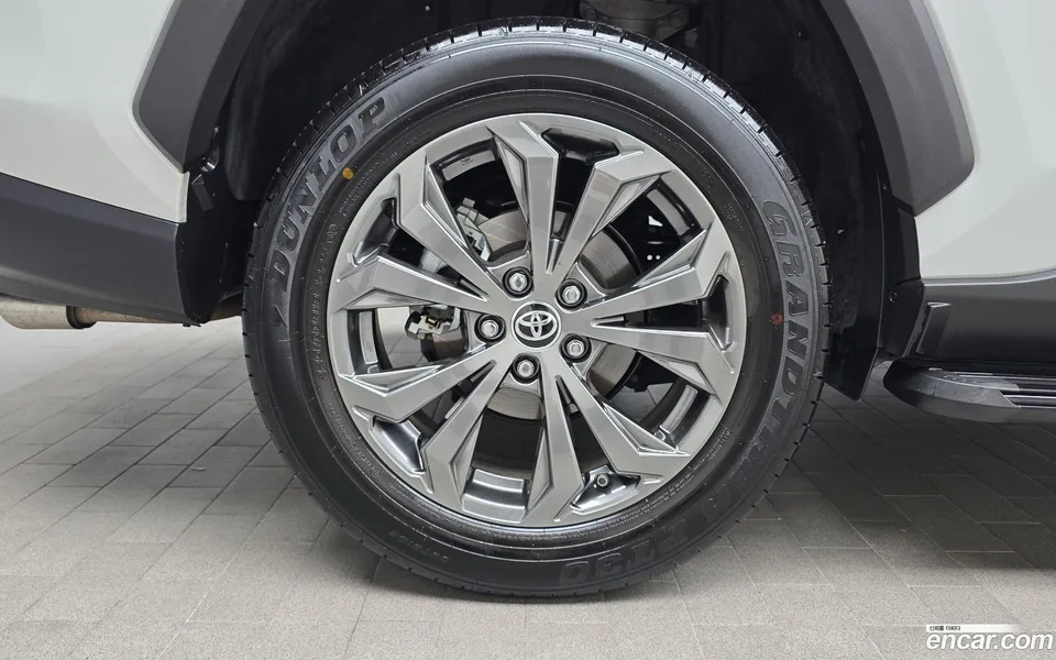 Toyota RAV4 2.5 2WD XLE 2023 — thumbnail 5