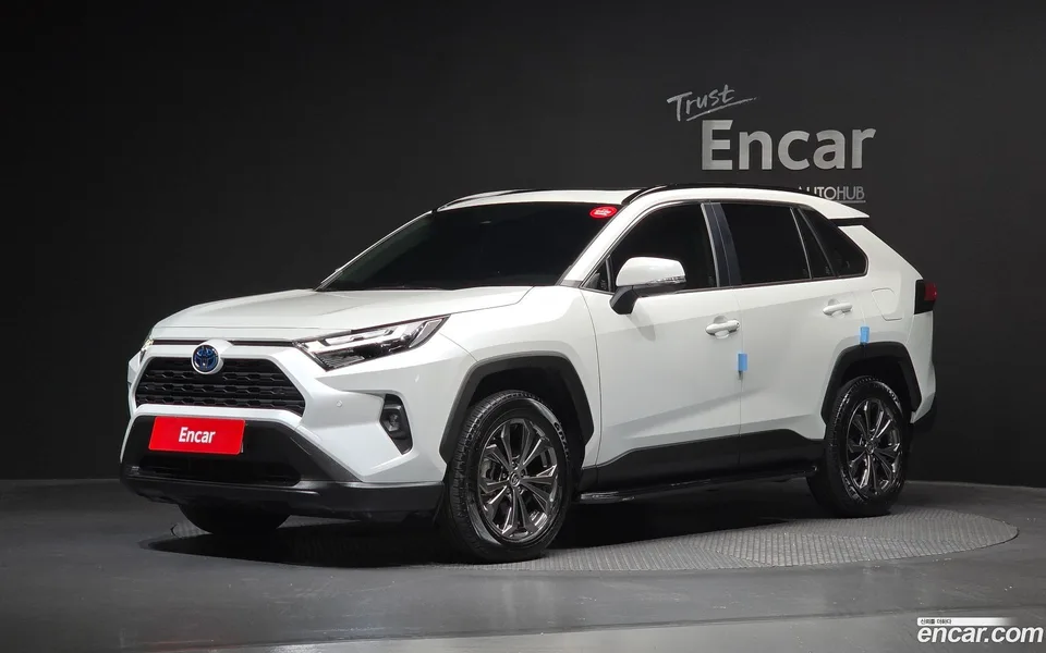 Toyota RAV4 2.5 2WD XLE 2023 — photo 1, buy with delivery to Moscow