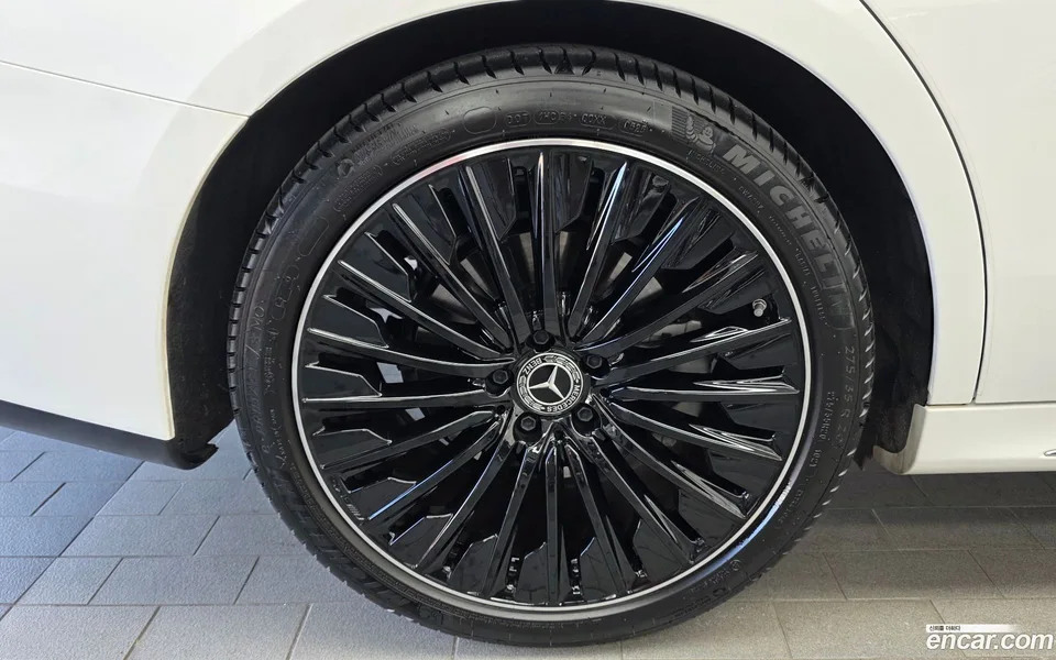 Mercedes-Benz E-Class E300 4MATIC AMG Line 2025 — thumbnail 2
