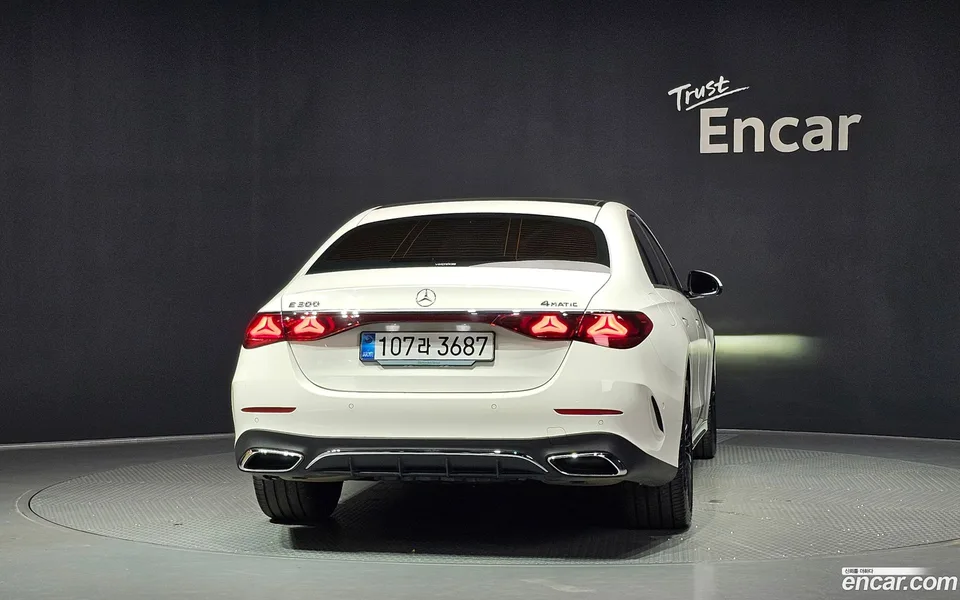Mercedes-Benz E-Class E300 4MATIC AMG Line 2025 — thumbnail 4