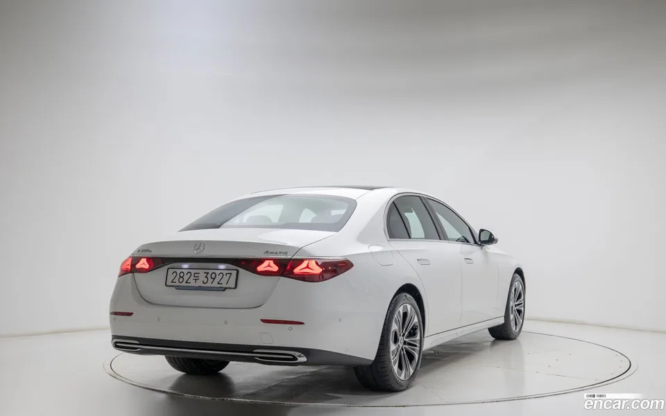 Mercedes-Benz E-Class E350e 4MATIC 2025 — thumbnail 2