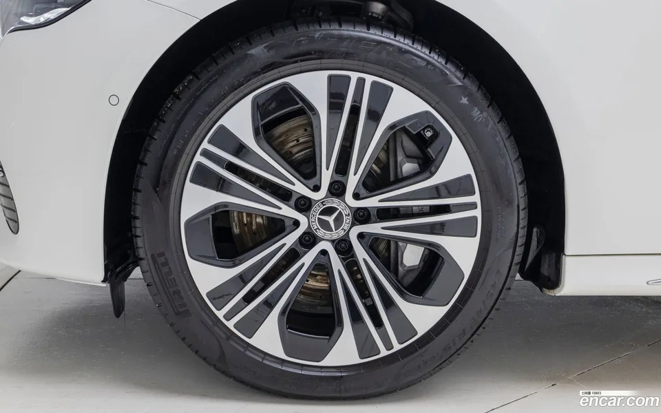 Mercedes-Benz E-Class E350e 4MATIC 2025 — thumbnail 5