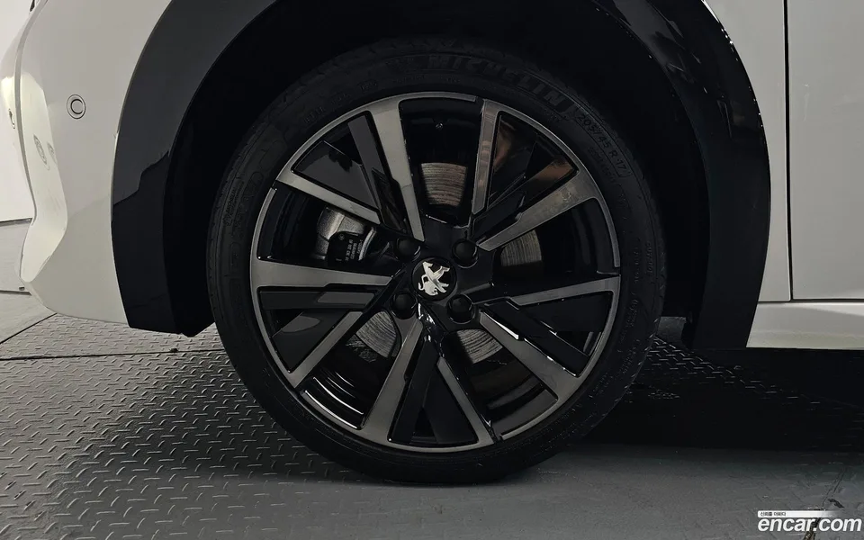 Peugeot e-208 GT 2023 — thumbnail 2