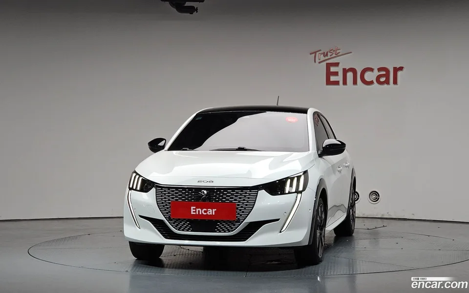 Peugeot e-208 GT 2023 — thumbnail 3