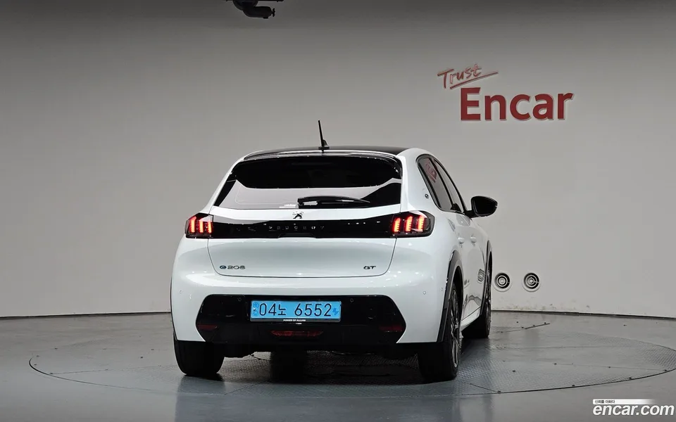Peugeot e-208 GT 2023 — thumbnail 4