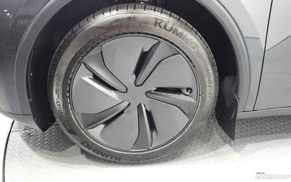 Tesla Model Y RWD 2025 — thumbnail 2