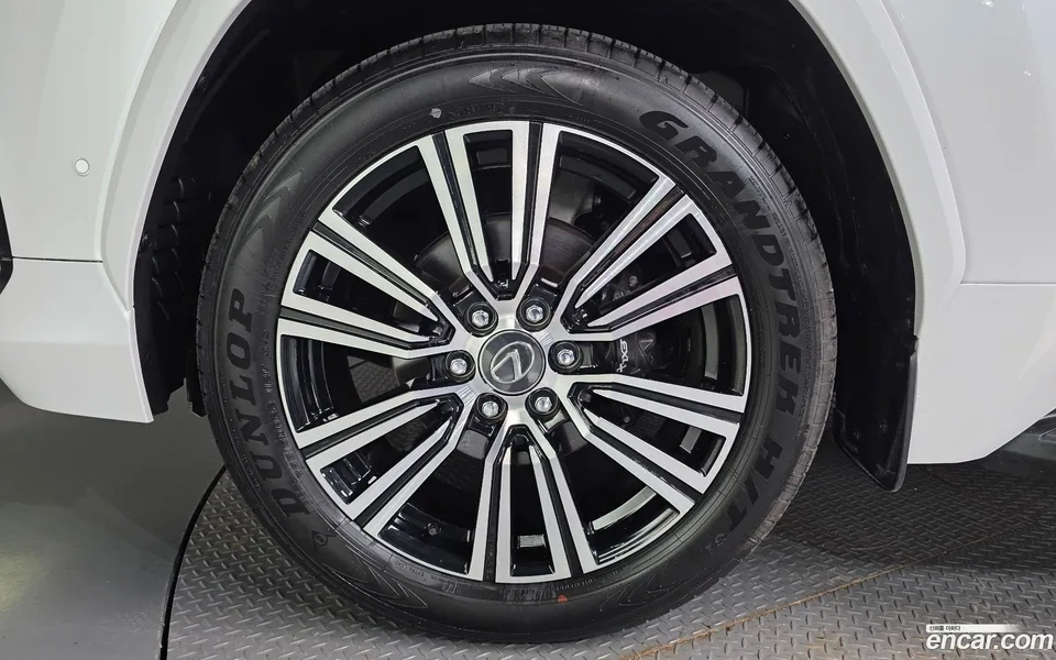 Lexus LX 700h 2025 — thumbnail 2