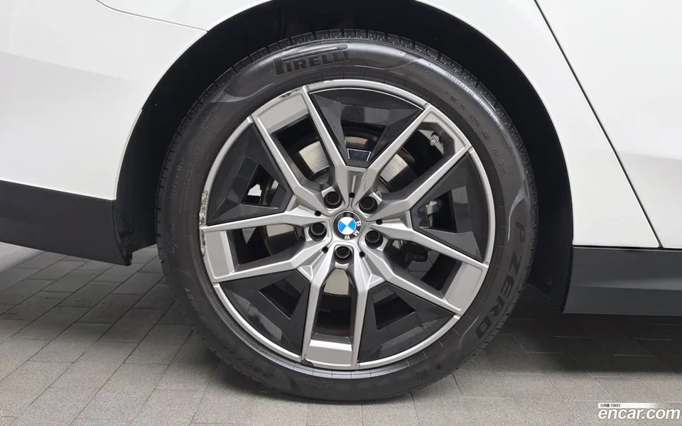 BMW 5 Series 530i xDrive 2023 — thumbnail 2