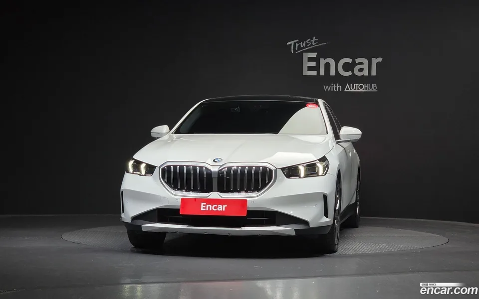 BMW 5 Series 530i xDrive 2023 — thumbnail 3