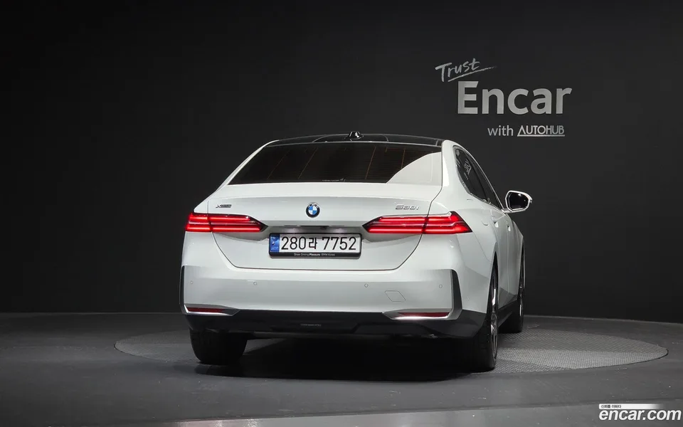 BMW 5 Series 530i xDrive 2023 — thumbnail 4