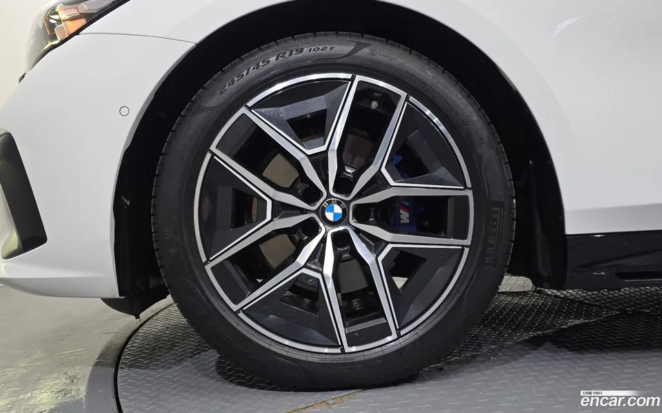 BMW 5 Series 520i M 2025 — thumbnail 2