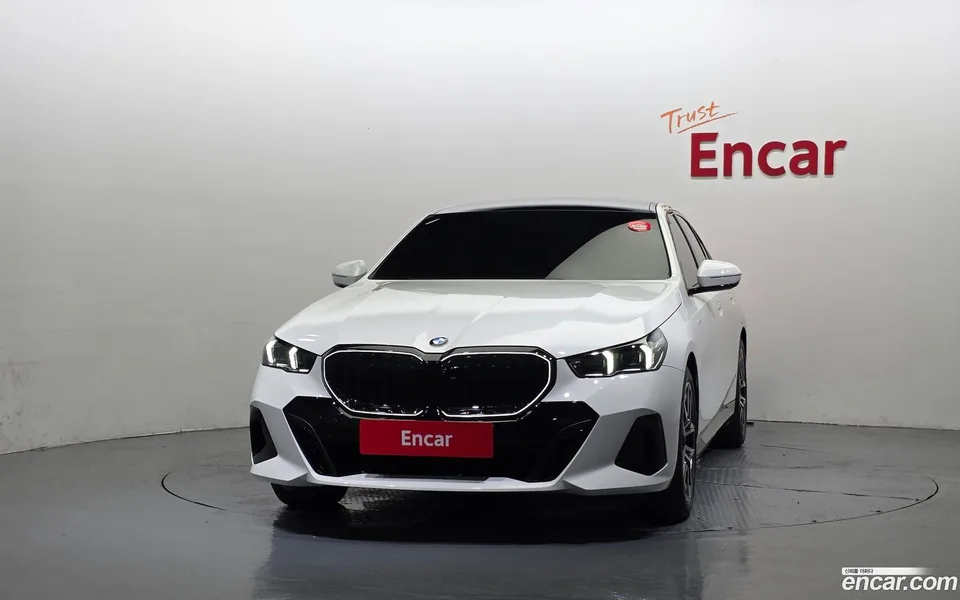BMW 5 Series 520i M 2025 — thumbnail 3