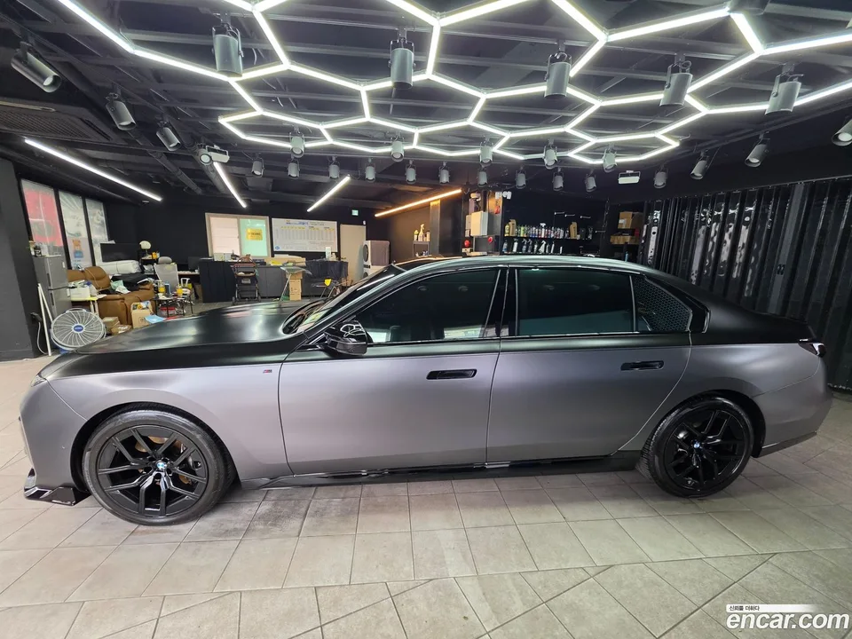 BMW 7 Series 740i sDrive M 2023 — thumbnail 2