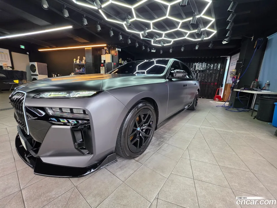 BMW 7 Series 740i sDrive M 2023 — thumbnail 3