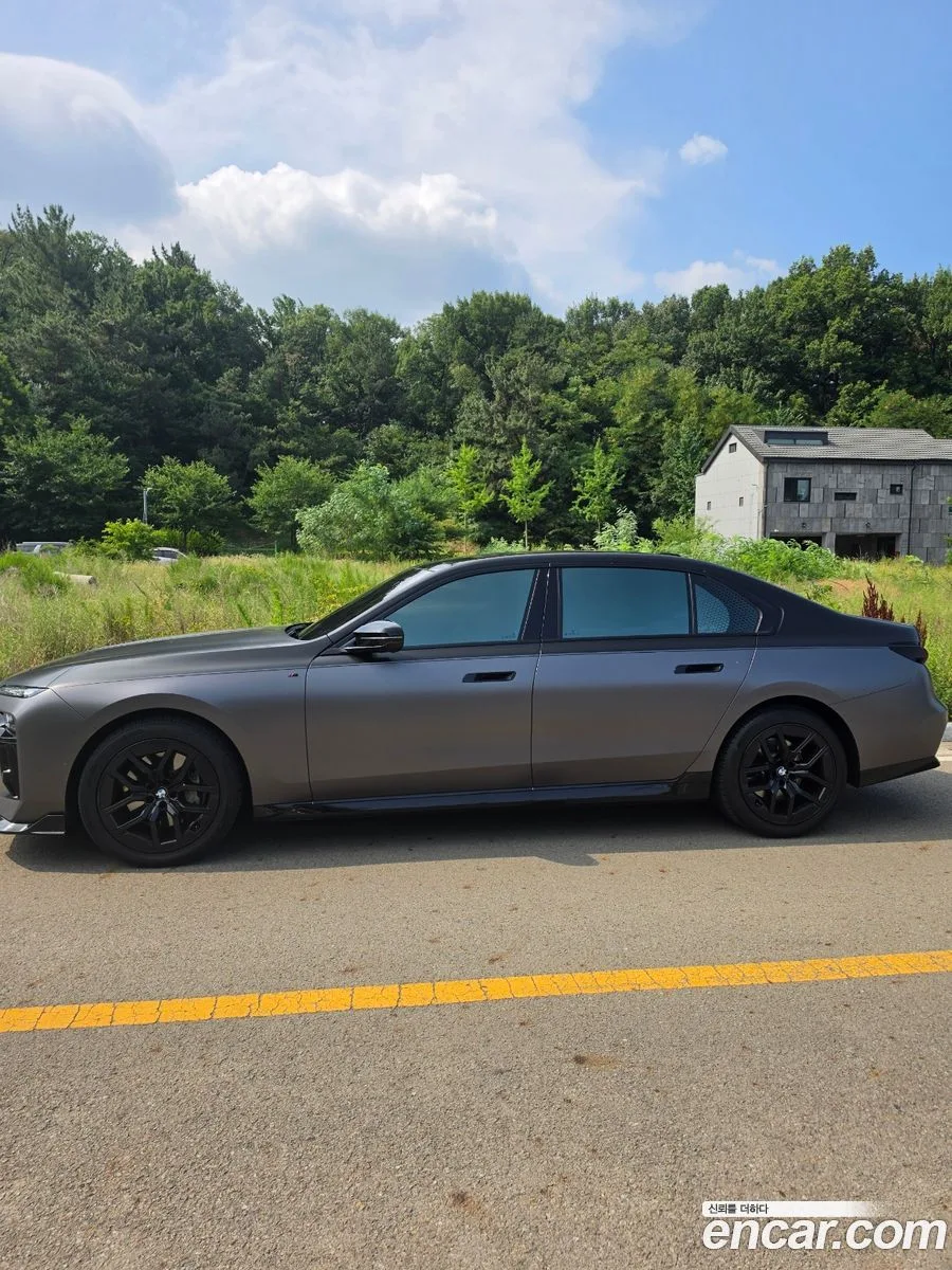 BMW 7 Series 740i sDrive M 2023 — thumbnail 5