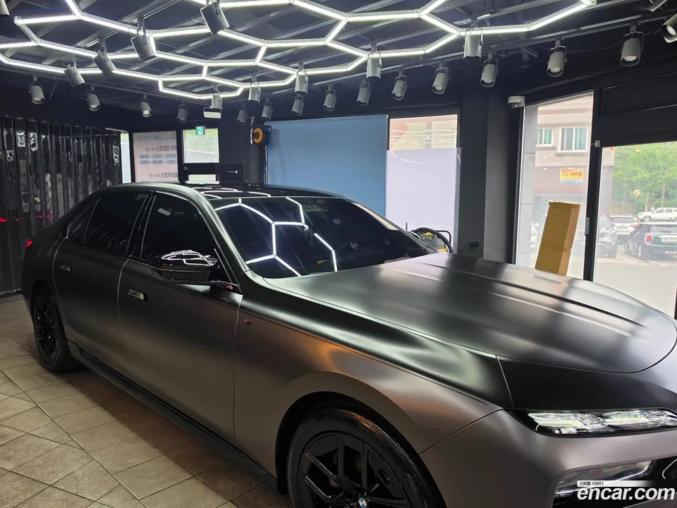 BMW 7 Series 740i sDrive M 2023 — photo 1, buy with delivery to Moscow