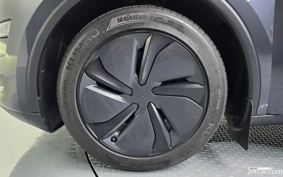 Tesla Model Y RWD 2025 — thumbnail 5