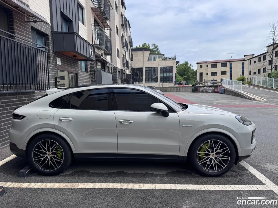 Porsche Cayenne 3.0 E- 2025 — thumbnail 3
