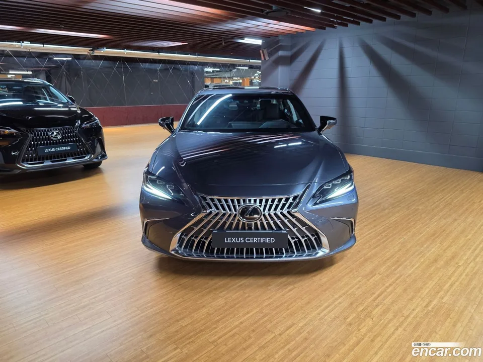 Lexus ES 300h 2025 — thumbnail 3