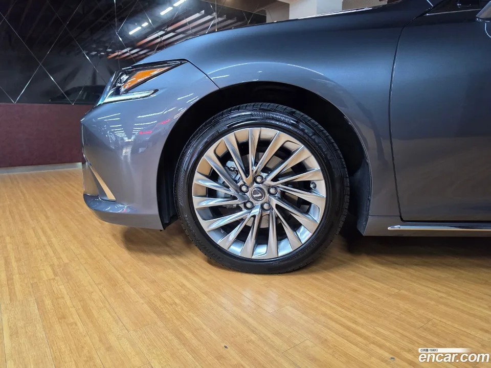 Lexus ES 300h 2025 — thumbnail 5