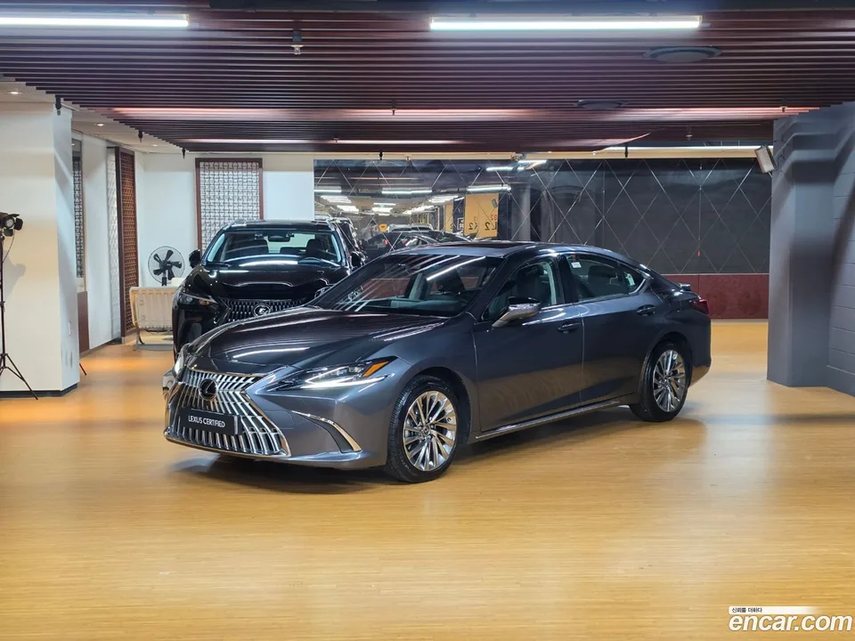 Lexus ES 300h 2025 — photo 1, buy with delivery to Moscow