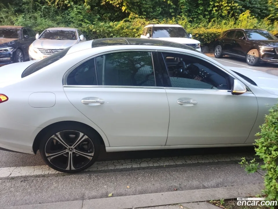 Mercedes-Benz C-Class C300 4MATIC 2023 — thumbnail 3