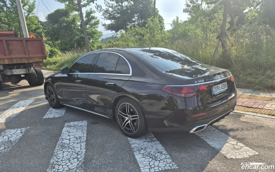 Mercedes-Benz E-Class E300 4MATIC AMG Line 2025 — thumbnail 2