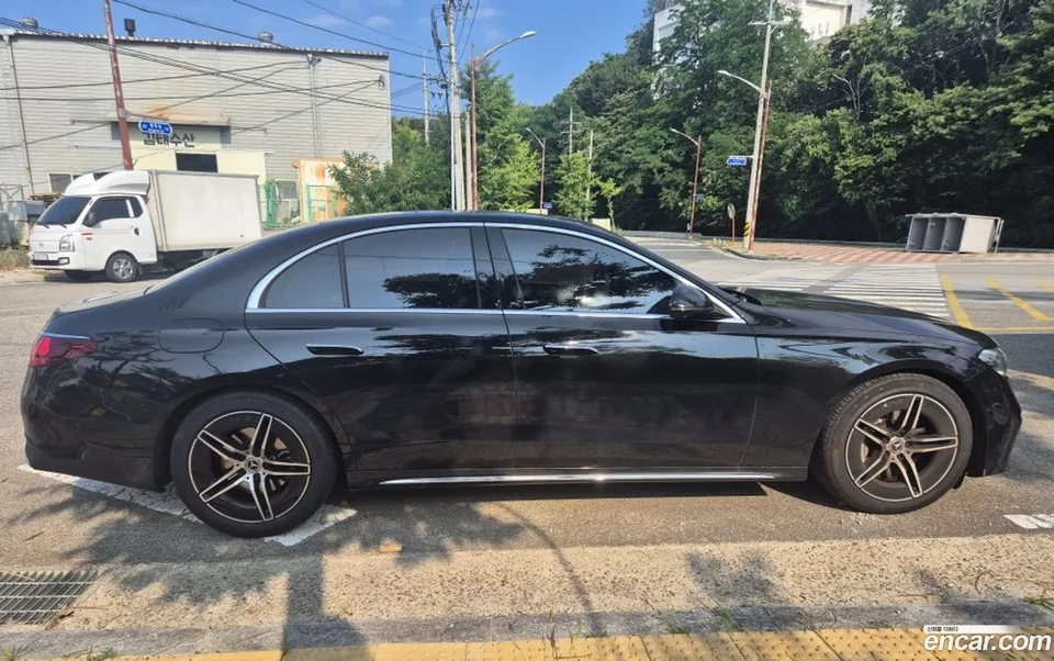 Mercedes-Benz E-Class E300 4MATIC AMG Line 2025 — thumbnail 3
