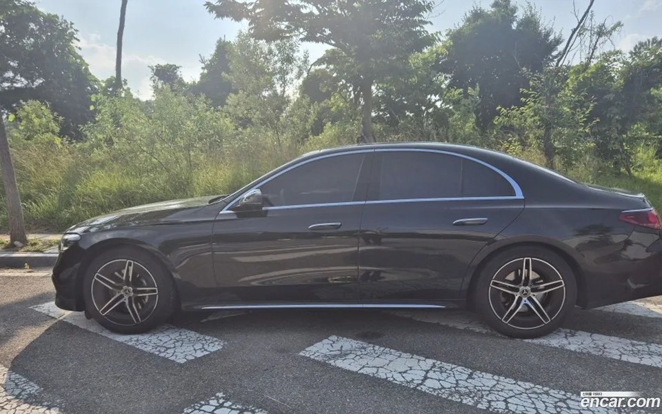 Mercedes-Benz E-Class E300 4MATIC AMG Line 2025 — thumbnail 4