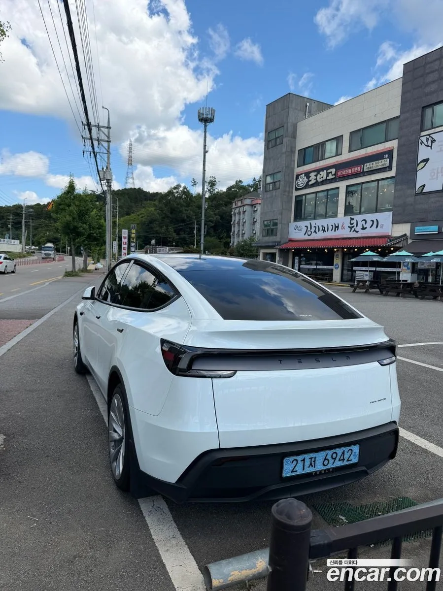 Tesla Model Y AWD 2025 — thumbnail 4