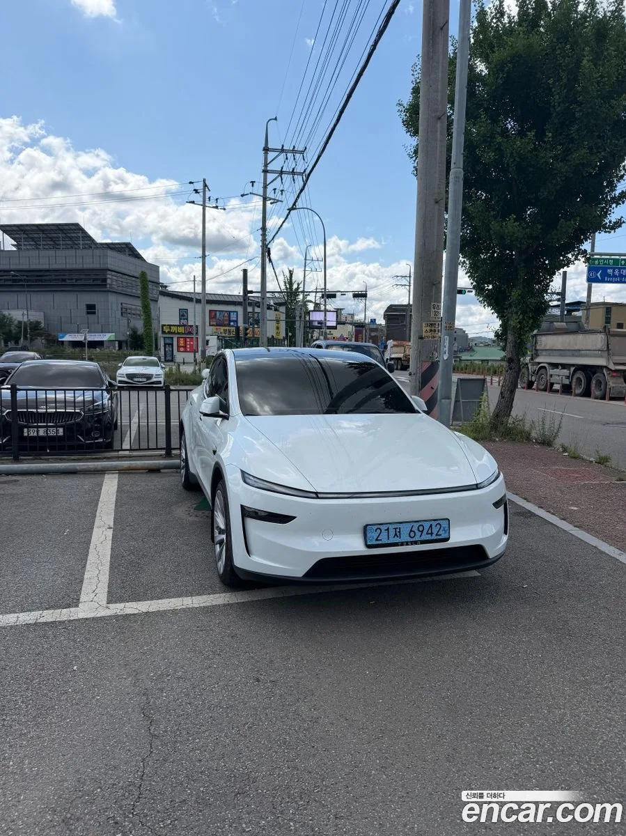 Tesla Model Y AWD 2025 — photo 1, buy with delivery to Moscow