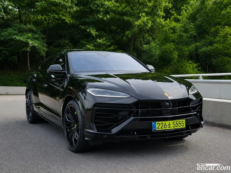 Lamborghini Urus 4.0 V8 SE 2025 — photo 1, buy with delivery to Moscow