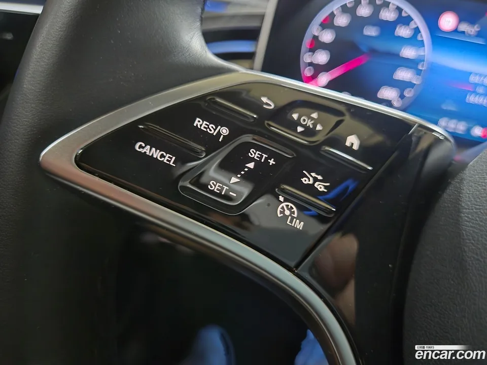 Mercedes-Benz E-Class E200 2025 — thumbnail 3