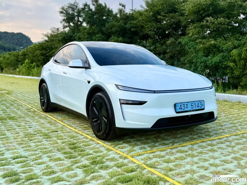 Tesla Model Y RWD 2025 — thumbnail 3