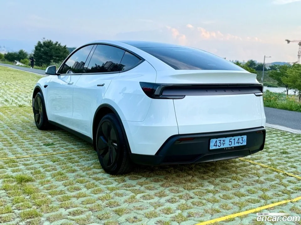 Tesla Model Y RWD 2025 — thumbnail 4