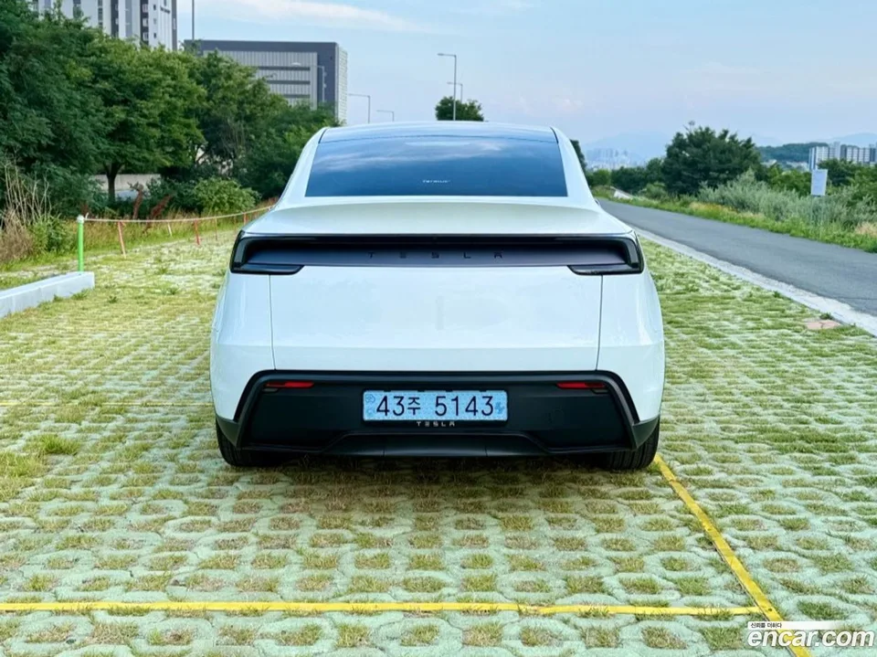 Tesla Model Y RWD 2025 — thumbnail 5