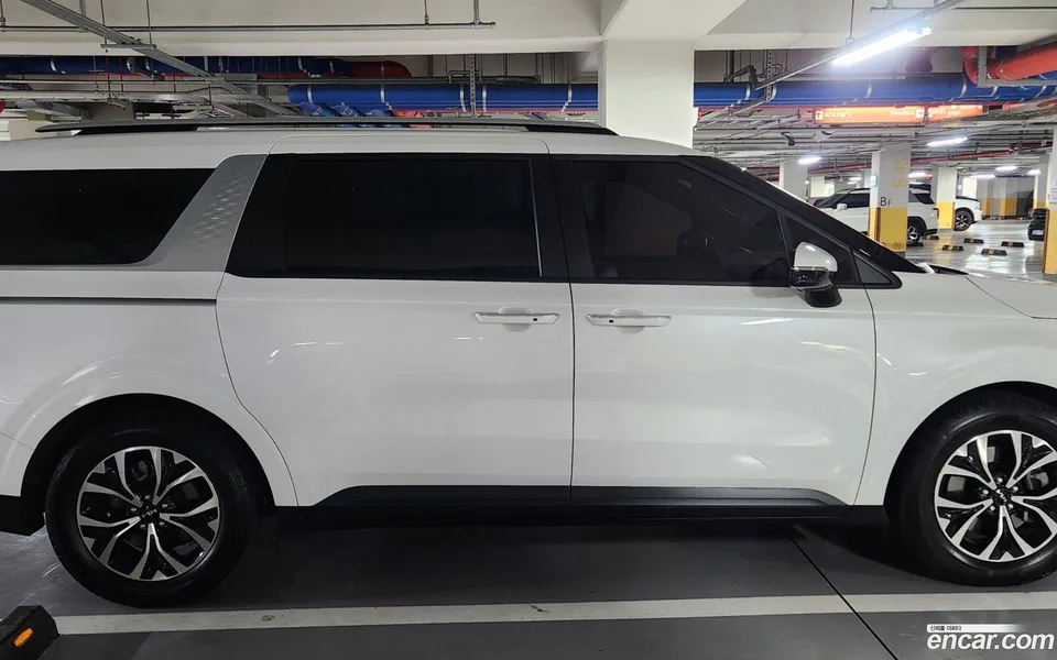 Kia Carnival 9 2023 — thumbnail 5