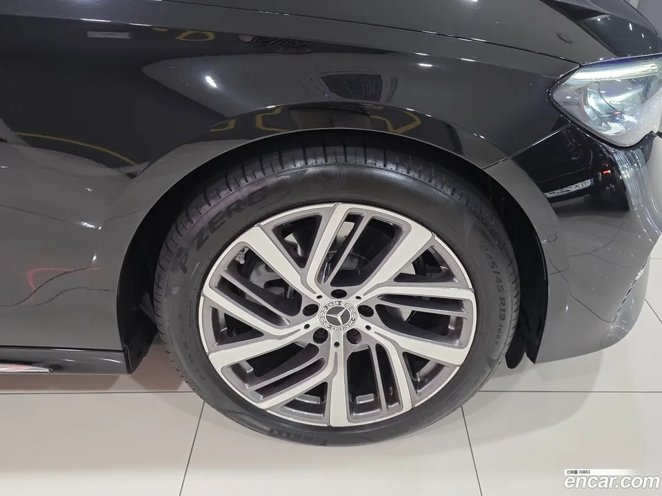Mercedes-Benz E-Class E220d 4MATIC 2025 — thumbnail 2