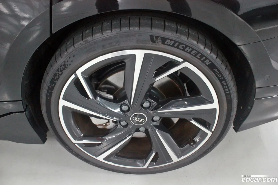 Audi A6 e- S Line 2025 — thumbnail 2