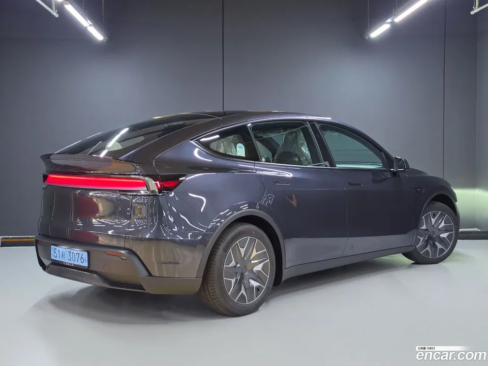 Tesla Model Y L AWD 2026 — thumbnail 3