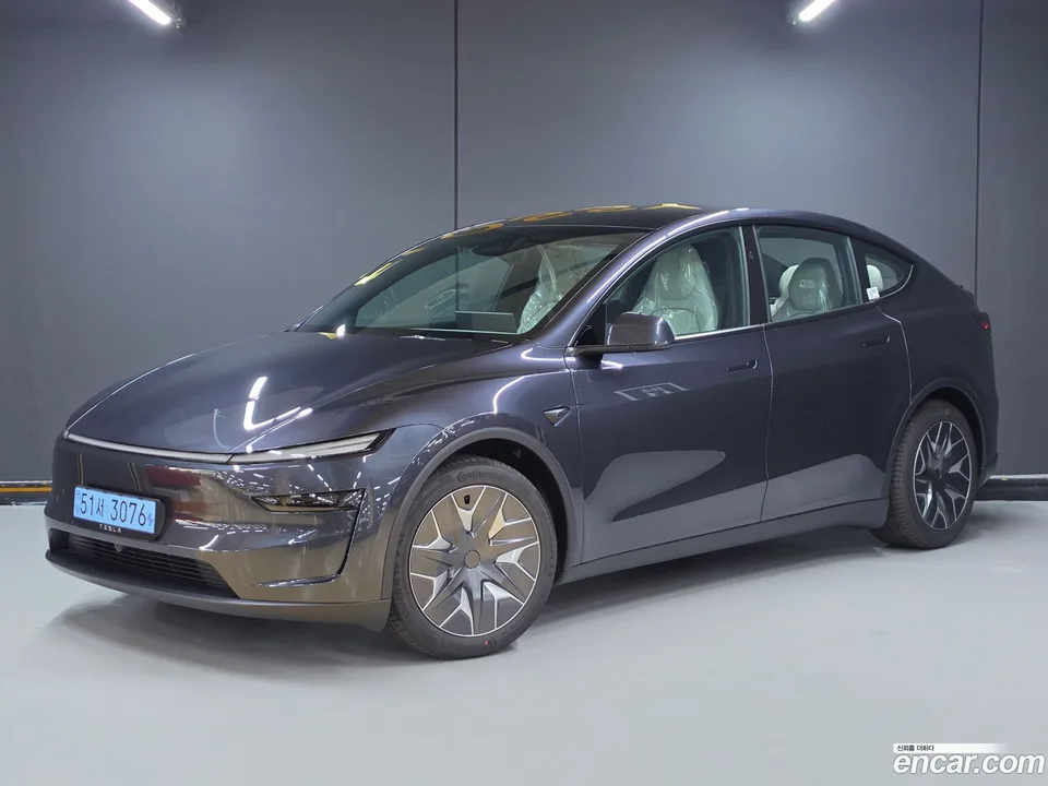 Tesla Model Y L AWD 2026 — photo 1, buy with delivery to Moscow
