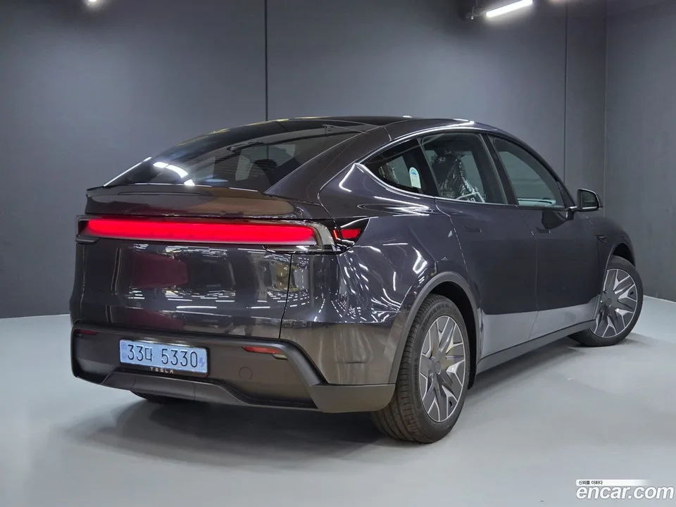 Tesla Model Y L AWD 2026 — thumbnail 3