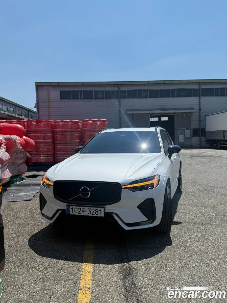 Volvo XC60 B5 2025 — photo 1, buy with delivery to Moscow