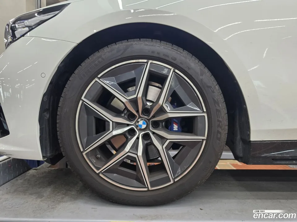BMW 5 Series 520i M 2025 — thumbnail 2