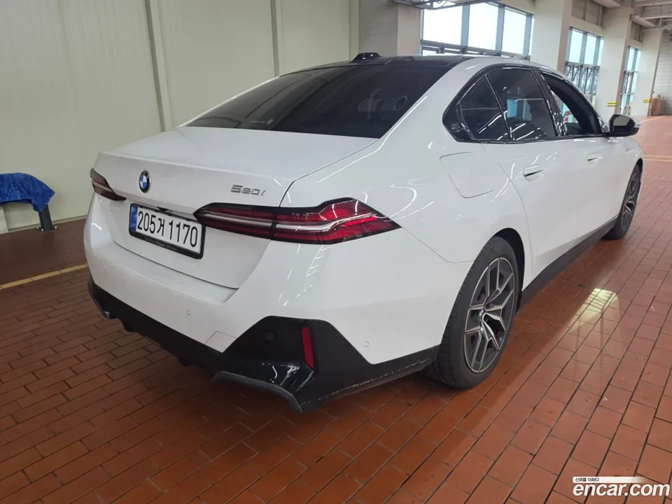 BMW 5 Series 520i M 2025 — thumbnail 4