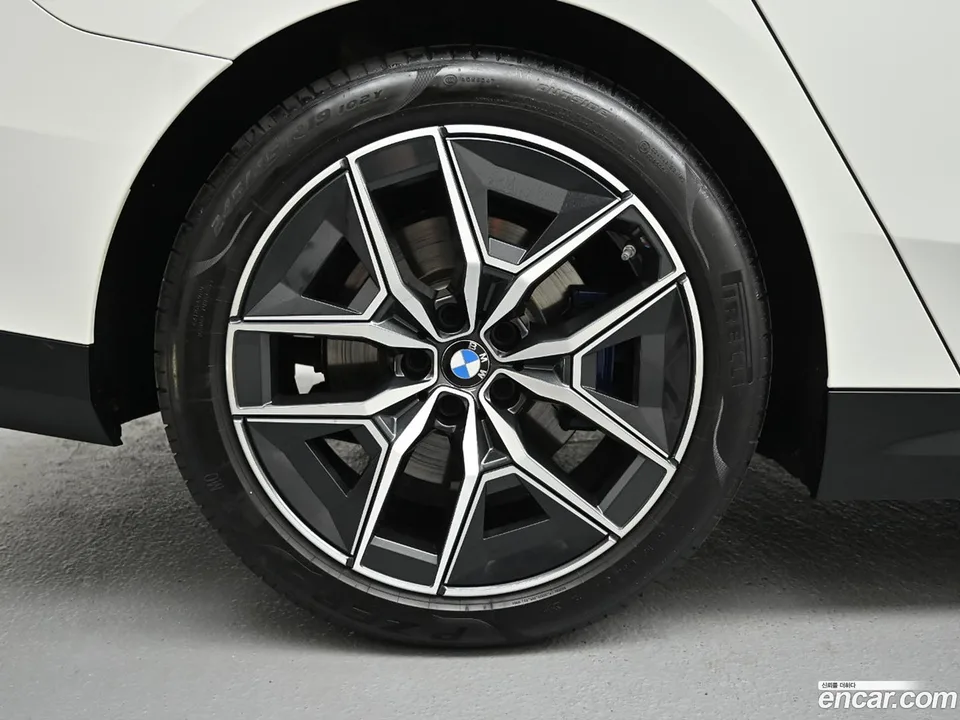 BMW 5 Series 523d M 2025 — thumbnail 2