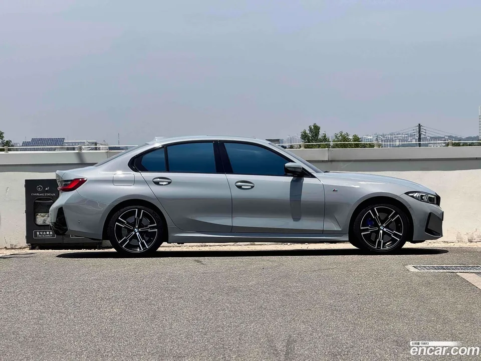 BMW 3 Series 320i M 2023 — thumbnail 3